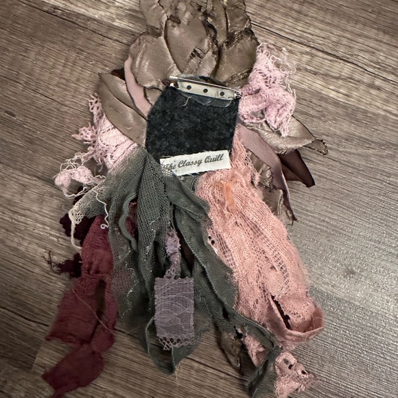 Vintage Flower pin Accessory in Pink and plum - Picture 3 of 3